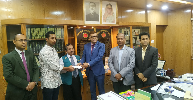 চবি ছাত্র রানার পড়াশোনার দায়িত্ব নিলেন উপজেলা চেয়ারম্যান