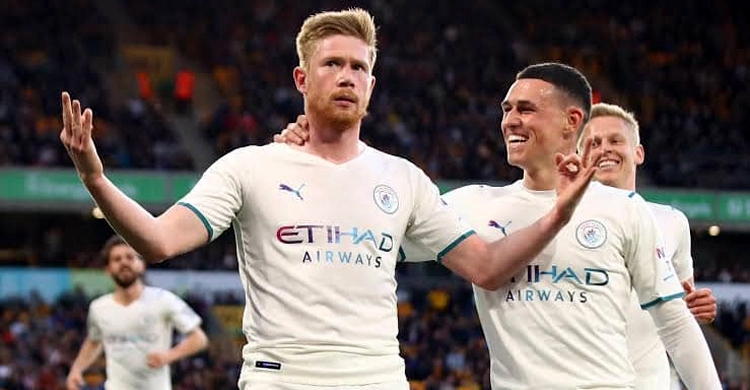 De Bruyne scores four to send Man City clear