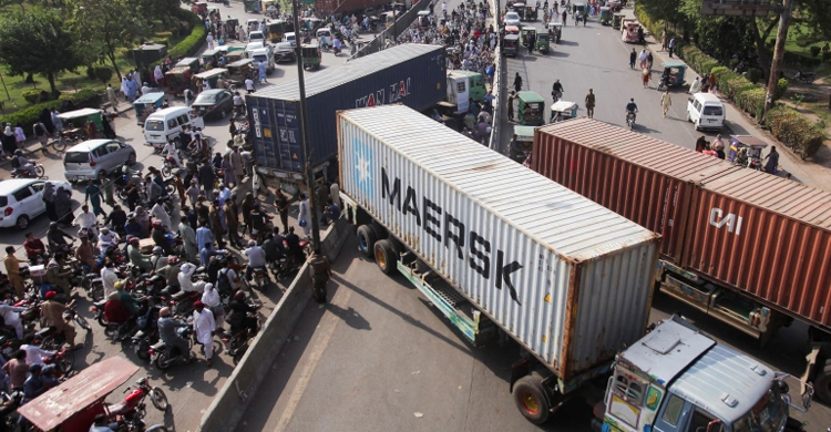 Pakistan bans Imran Khan’s march after cop killed