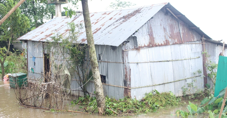 Displaced people returning homes amid improving flood situation