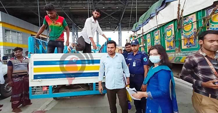 পিকআপে পদ্মা সেতু দেখতে যাচ্ছিলেন, নামিয়ে দিলেন ম্যাজিস্ট্রেট | রোববার, ২৬ জুন ২০২২