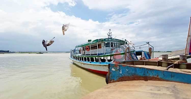 যাত্রীশূন্য মাঝিরঘাট, দোকানিদের মাথায় হাত