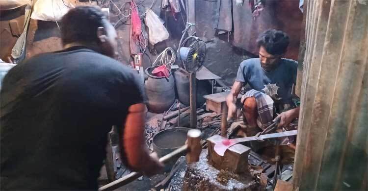 ছুরি-চাপাতি তৈরিতে ব্যস্ত রাজধানীর কামাররা