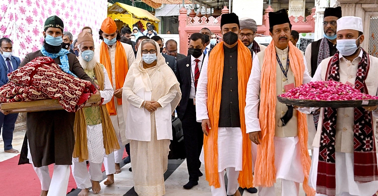 PM begins India visit by offering prayer at Nizamuddin Dargah