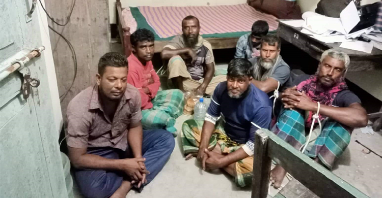 সুন্দরবনের অভয়ারণ্য এলাকায় মাছ শিকারের অভিযোগে ১০ জেলে আটক