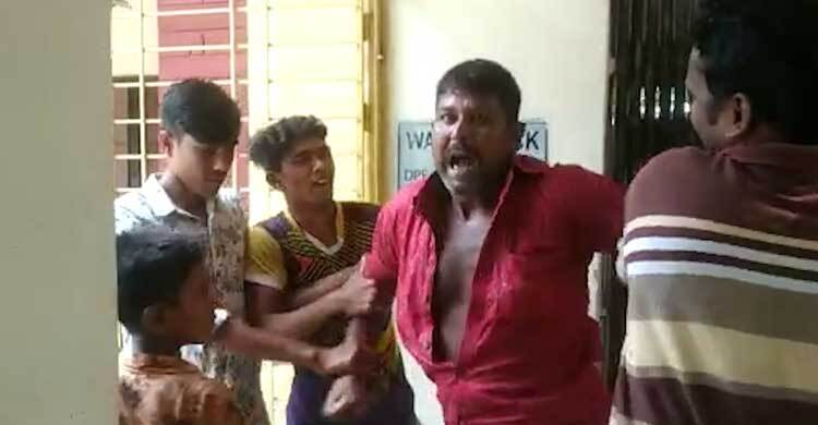 পাবনায় শ্রেণিকক্ষে ঢুকে প্রধান শিক্ষককে মারধরের অভিযোগ | বুধবার, ২৮ সেপ্টেম্বর ২০২২