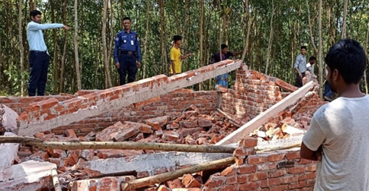 লোহাগাড়ায় খাসজমিতে গড়ে ওঠা ১২ অবৈধ বসতি উচ্ছেদ