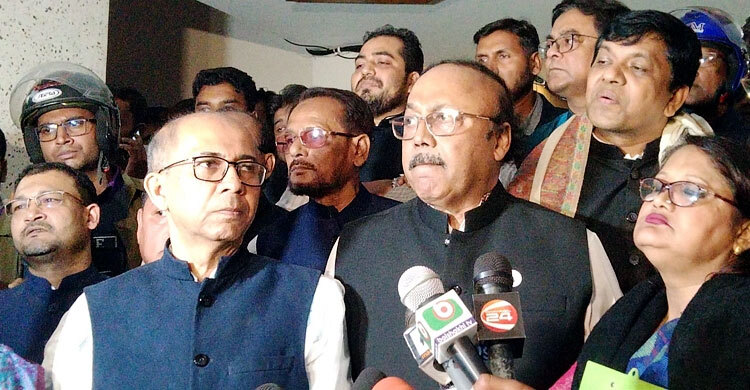 অনশন ভাঙাতে এসে ব্যর্থ হয়ে ফিরে গেলেন শিক্ষকরা | সোমবার, ০৫ ডিসেম্বর ২০২২