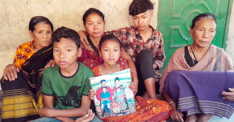 ছবি হাতে বাবার অপেক্ষায় চার সন্তান