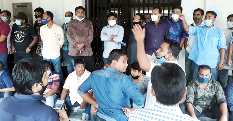 রাবি প্রশাসন ভবনে নিয়োগপ্রাপ্ত ছাত্রলীগ নেতাকর্মীদের অবস্থান