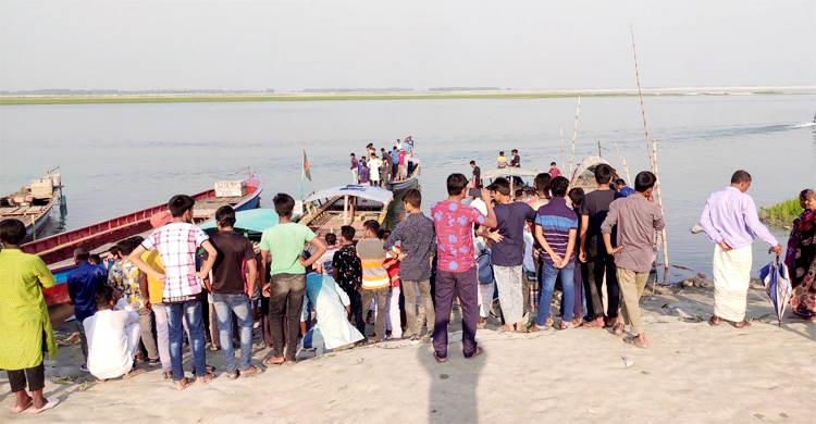 স্ত্রী-সন্তানের সামনেই নদীতে হারিয়ে গেলেন গার্মেন্টস কর্মকর্তা
