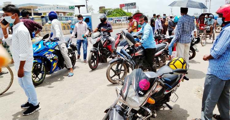 বিধিনিষেধেও চলছে মোটরসাইকেল, গুনতে হচ্ছে অতিরিক্ত ভাড়া
