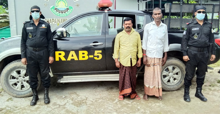 চাঁপাইনবাবগঞ্জে ১৪০০ লিটার চোলাই মদসহ গ্রেফতার ২