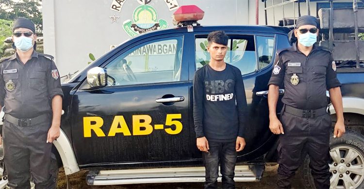 চাঁপাইনবাবগঞ্জে অস্ত্র-গুলিসহ যুবক গ্রেফতার