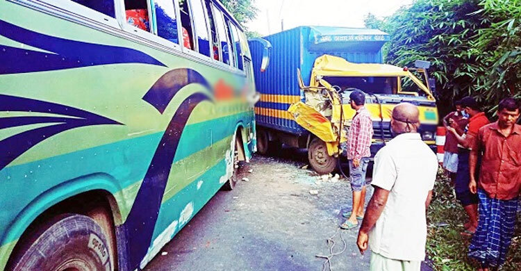 নারায়ণগঞ্জে বাস-কাভার্ডভ্যানের সংঘর্ষ, নিহত ২
