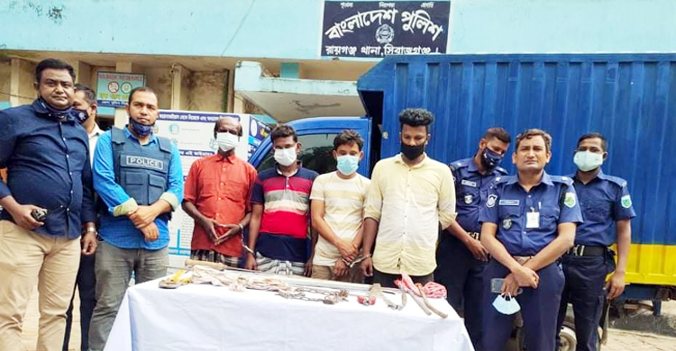 মহাসড়কে ডাকাতির প্রস্তুতিকালে অস্ত্রসহ চার যুবক আটক