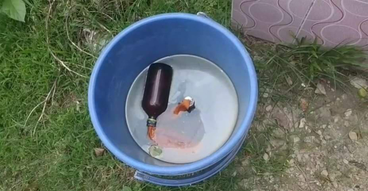 গাইবান্ধায় বাসার গেট থেকে পেট্রলবোমা-ককটেল সদৃশ বস্তু উদ্ধার