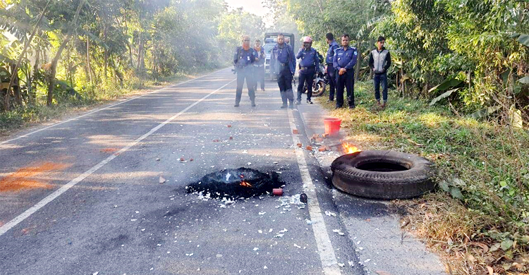 ফরিদপুরে সড়কে টায়ারে আগুন, ককটেল বিস্ফোরণ