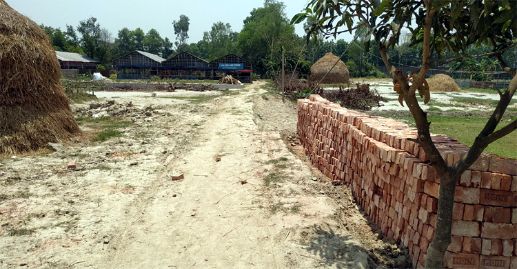 জায়গা দখল করে আবাসিক প্রকল্পের সড়ক নির্মাণের অভিযোগ