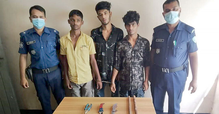 কক্সবাজারে ছিনতাইয়ের প্রস্তুতিকালে ৩ যুবক গ্রেফতার