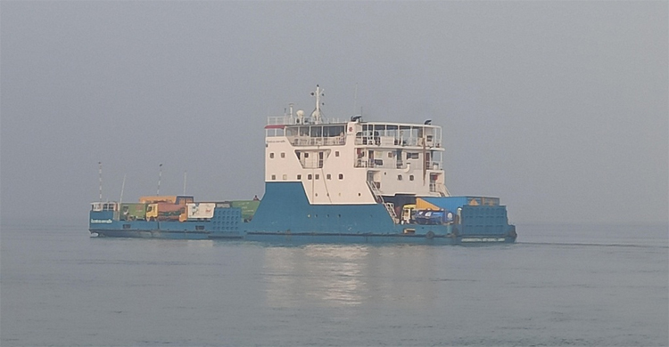 সাড়ে ৬ ঘণ্টা পর দৌলতদিয়া-পাটুরিয়ায় ফেরি চলাচল শুরু