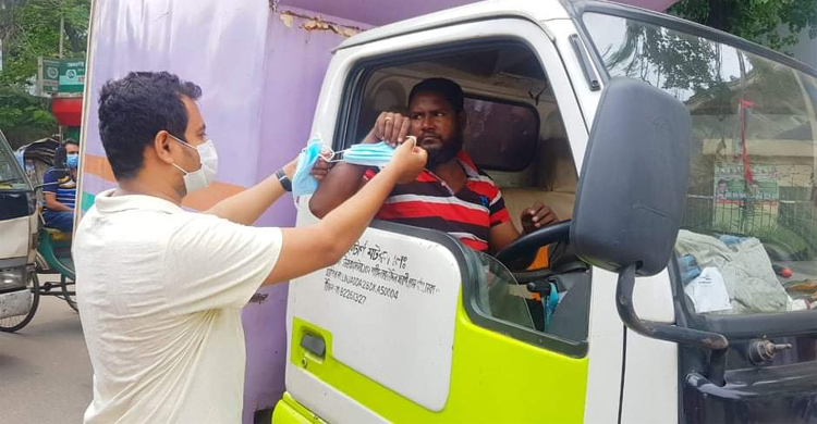 করোনা সংক্রমণ রোধে জবি ছাত্রলীগের মাস্ক বিতরণ