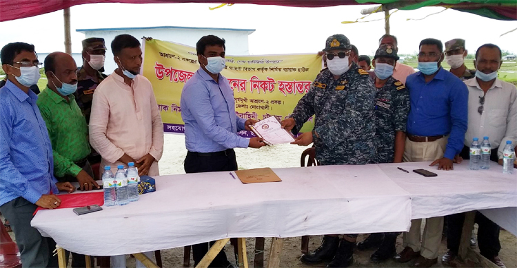 হাতিয়ায় নৌবাহিনীর নির্মিত ৮০ ব্যারাক পেল গৃহহীনরা