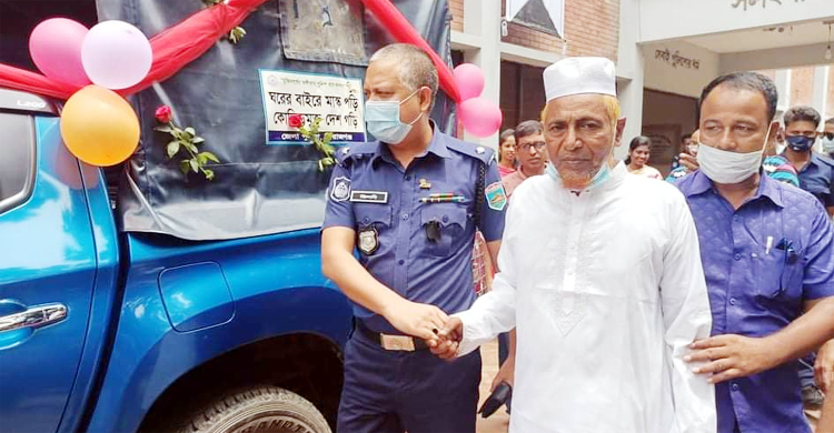 ফুলসজ্জিত গাড়িতে বাড়ি পৌঁছালেন কনস্টেবল শামসুর রহমান