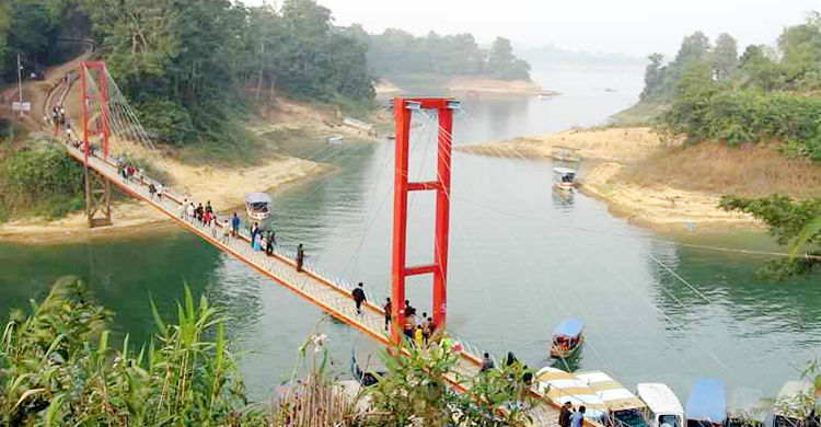 রাঙ্গামাটিতে আটকেপড়া পর্যটকদের ভরসা বিআরটিসি বাস আর মাইক্রো