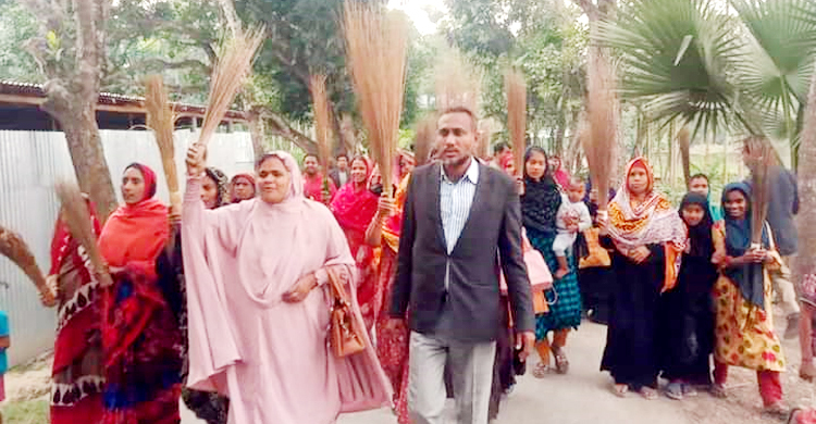 প্রচারণায় গিয়ে শ্লীলতাহানি, নৌকার প্রার্থীর বিরুদ্ধে ঝাড়ু মিছিল
