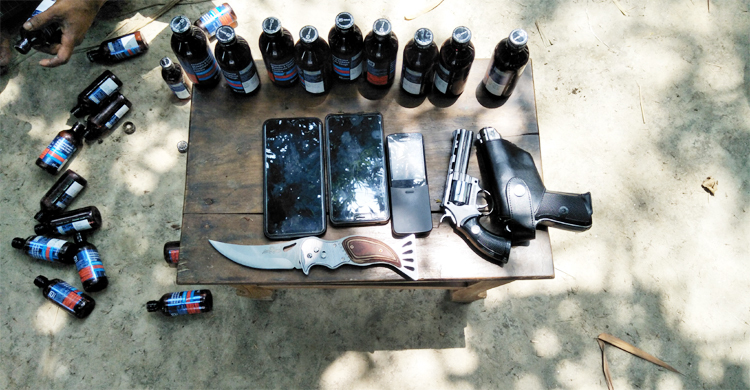 খেলনা পিস্তল-চাকু নিয়ে ফেনসিডিল খেতে এসে ধরা