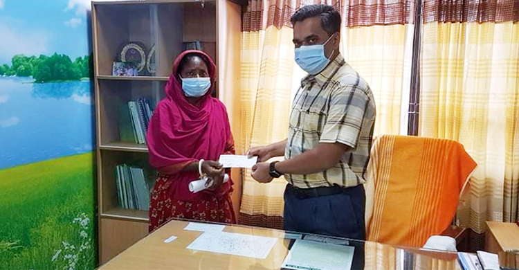 সেই কল্পনা পেলেন ৫ হাজার টাকার চেক, ভিটে ফিরিয়ে দেয়ার আশ্বাস