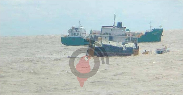 ডুবে যাওয়া জাহাজে পদ্মা সেতুর রেলিং ও রেললাইনের মালামাল