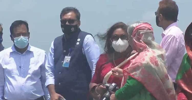 নিজের মাথা থেকে ক্লিপ খুলে মেয়েকে দিলেন প্রধানমন্ত্রী || Jago News