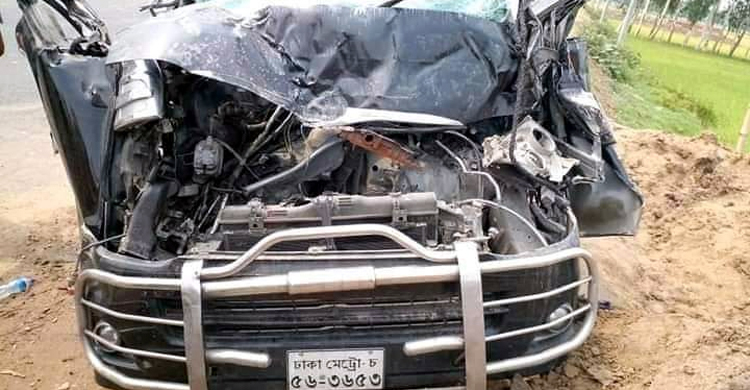 দাঁড়িয়ে থাকা ট্রাকে মাইক্রোর ধাক্কা, আহত ১০ যাত্রী