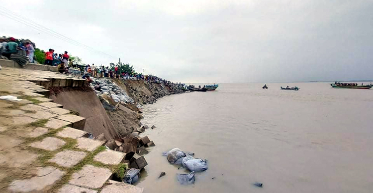 শত বছরের স্থায়ী বাঁধে পঞ্চমবারের মতো ধস, আতঙ্কে সিরাজগঞ্জবাসী