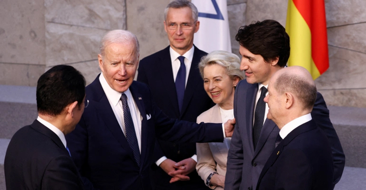 Western powers raise stakes for Russia, pledge new Ukraine aid