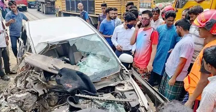 ধামরাইয়ে নির্মাণাধীন সড়কে গর্ত, বাস উল্টে আহত ১৫