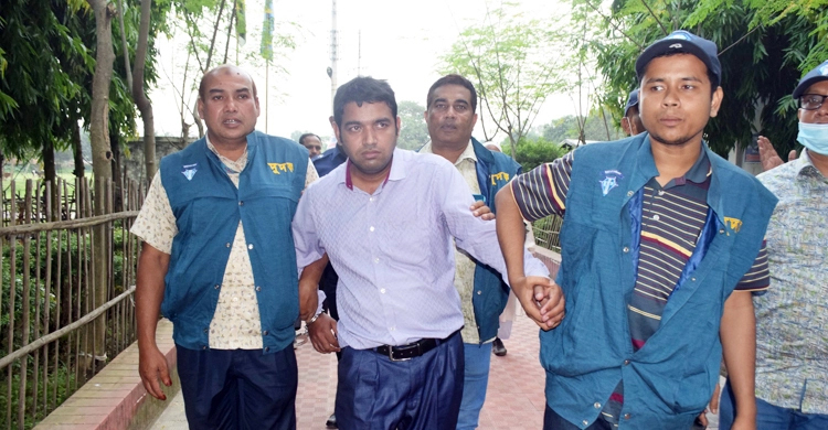 Govt official caught red-handed with Tk 80000 bribe
