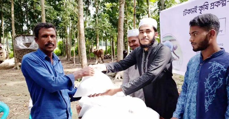 কৃষকদের পাশে রাবি শিক্ষার্থীরা