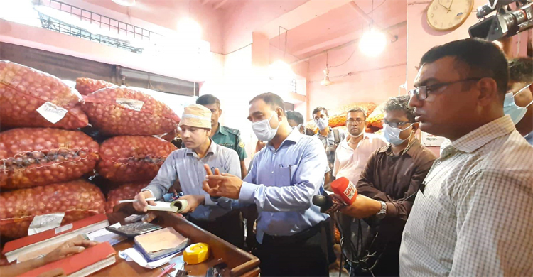 বেশি দামে পেঁয়াজ বিক্রি, শ্যামবাজারে তিন প্রতিষ্ঠানকে জরিমানা