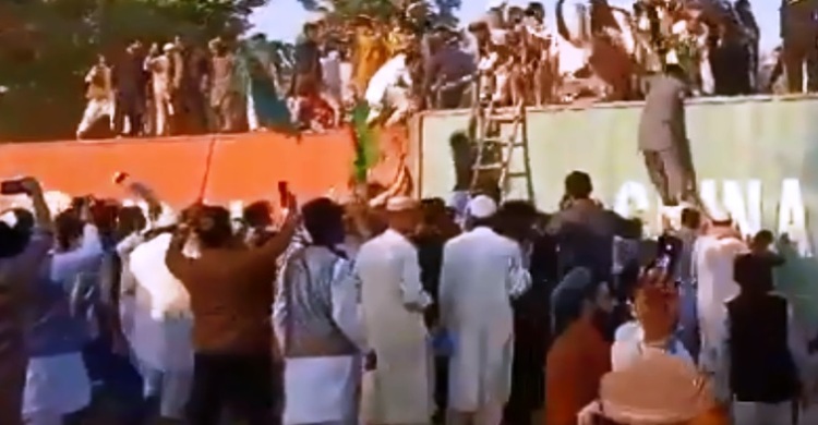 Pakistan: Protesters attempt to storm French Embassy