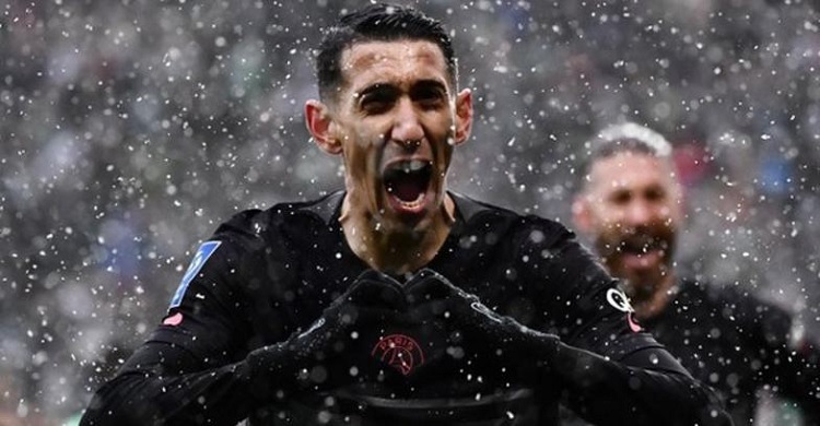 PSG score late goals to beat 10-man Saint-Etienne