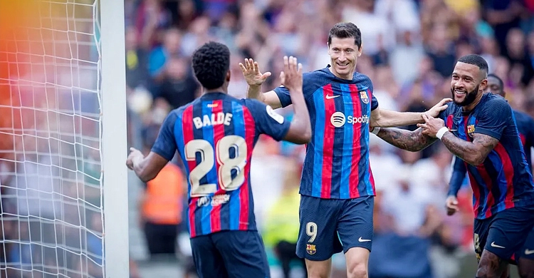 Lewandowski scores twice to take Barca top