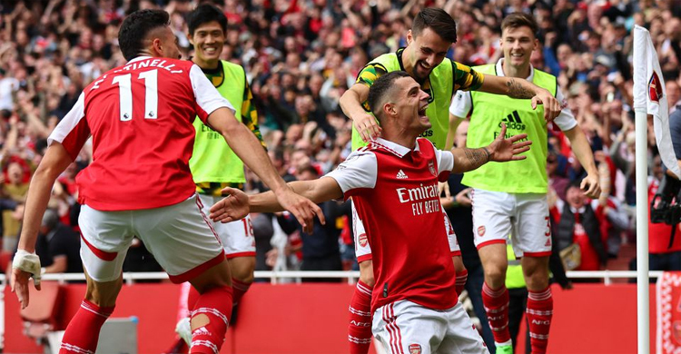 Arsenal beat Spurs to stay top, Liverpool held by Brighton