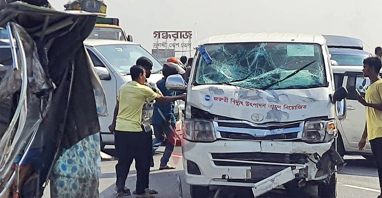 Five killed as microbus hits auto-rickshaw in Kanchpur