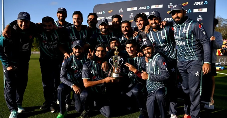 Pakistan beat New Zealand to clinch tri-series