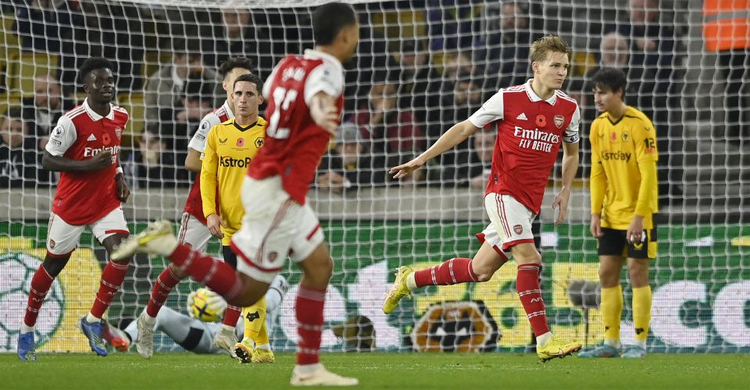 Arsenal beat Wolves 2-0 to extend Premier League lead