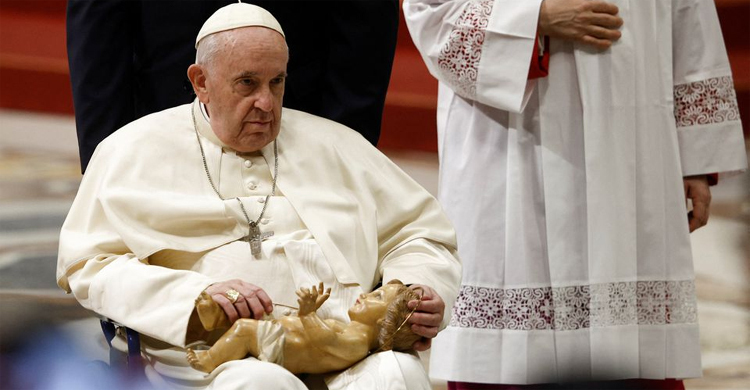 Remember the war weary and the poor, pope urges on Christmas Eve