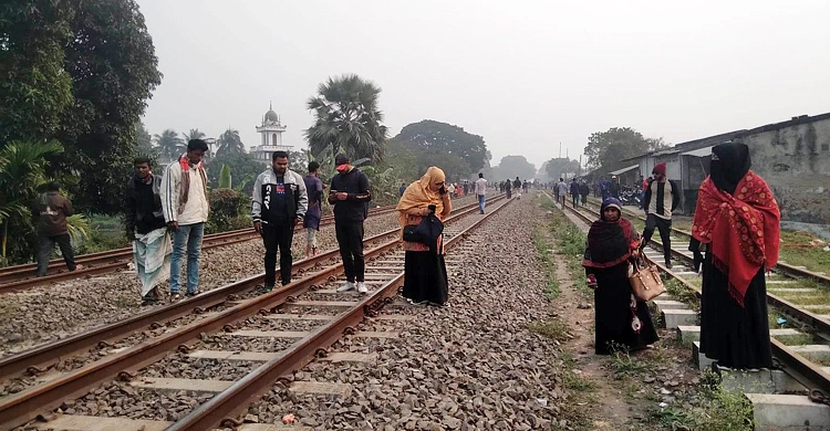 Three crushed under wheels of train in Natore